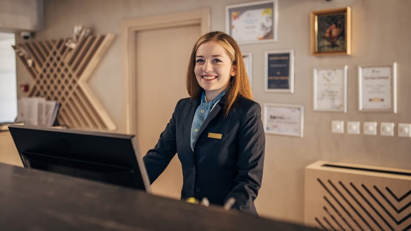 Un jeune en immersion dans un hôtel de luxe.